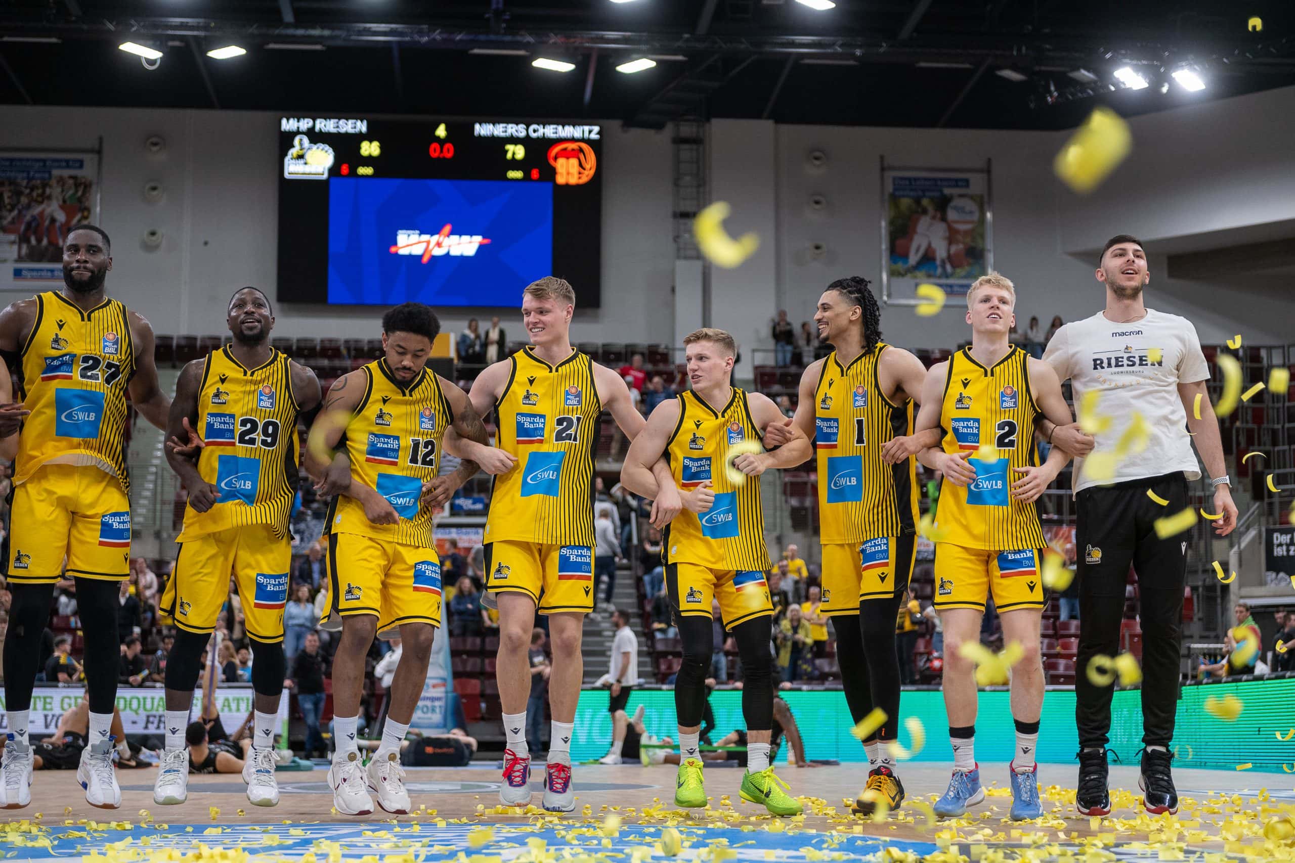 Short Basket Macron MHP Riesen Ludwigsburg 2018 – Taille 1674/103, Neuf