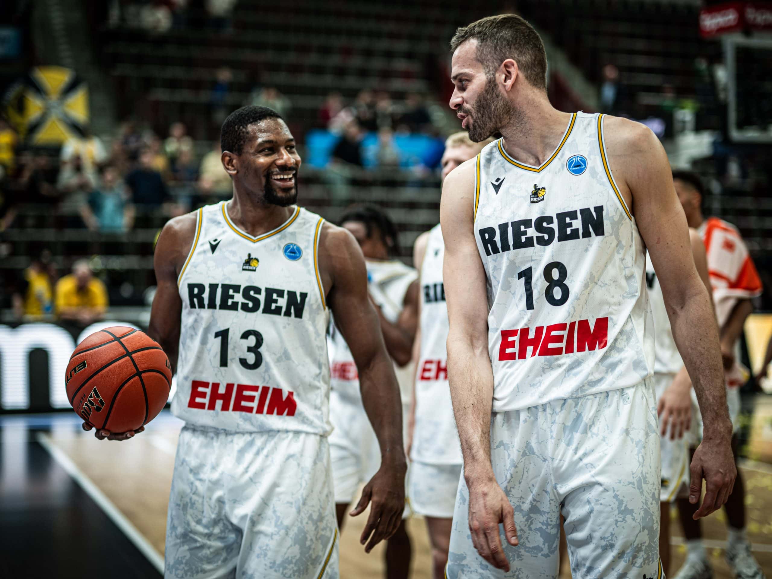 Short Basket Macron MHP Riesen Ludwigsburg 2018 – Taille 1674/103, Neuf